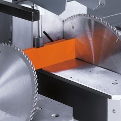 Perfis de alumínio DG 142 XL 02. Máquina de corte de duas cabeças angulares DG 142 XL elumatec