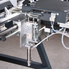 窗扇组装台 FAZ 2800/60 带批头和手动送料斗的螺丝刀（选配） elumatec